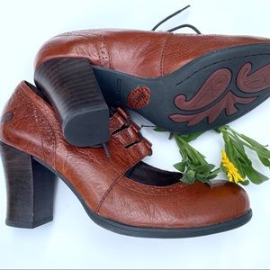 New BORN oxford, lace-up heels (size 8)